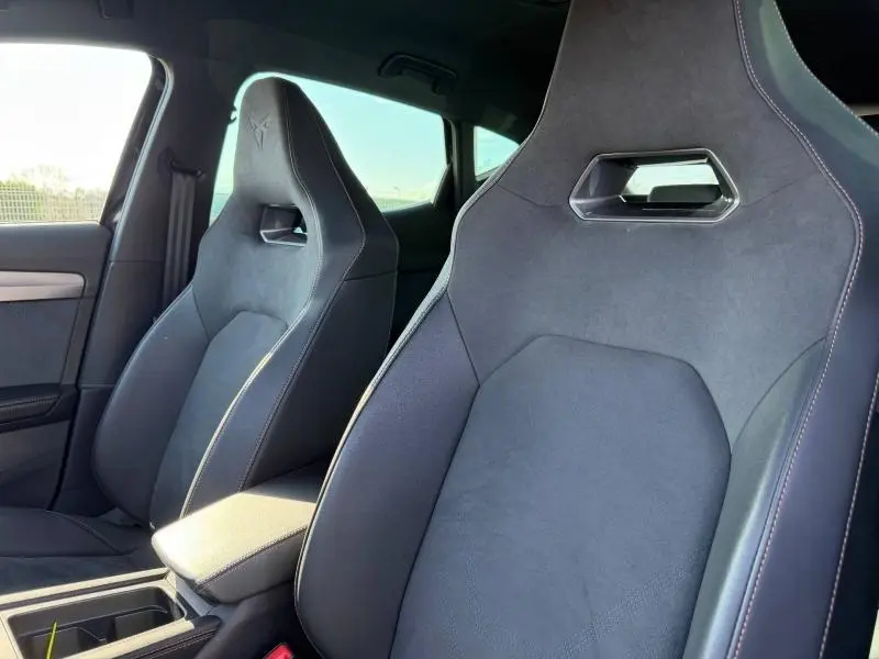 Gros plan sur les sièges avant sport en alcantara noir du CUPRA Formentor 1.5 eTSI Hybrid 2025, avec surpiqûres contrastées.