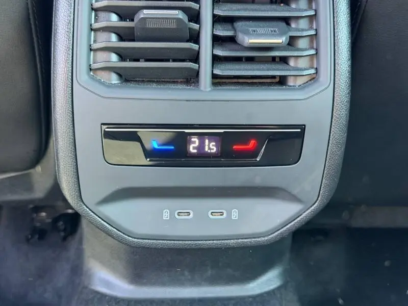 Vue rapprochée de la console arrière du CUPRA Formentor 2025 avec commandes de climatisation et ports USB-C.