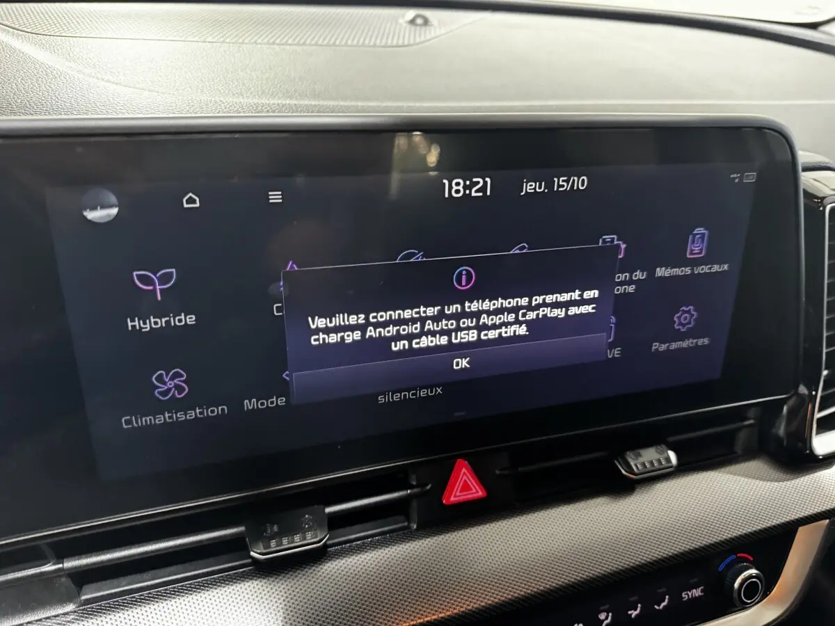 Écran tactile central du tableau de bord du Kia Sportage blanc 2024 affichant un message de connexion Android Auto.