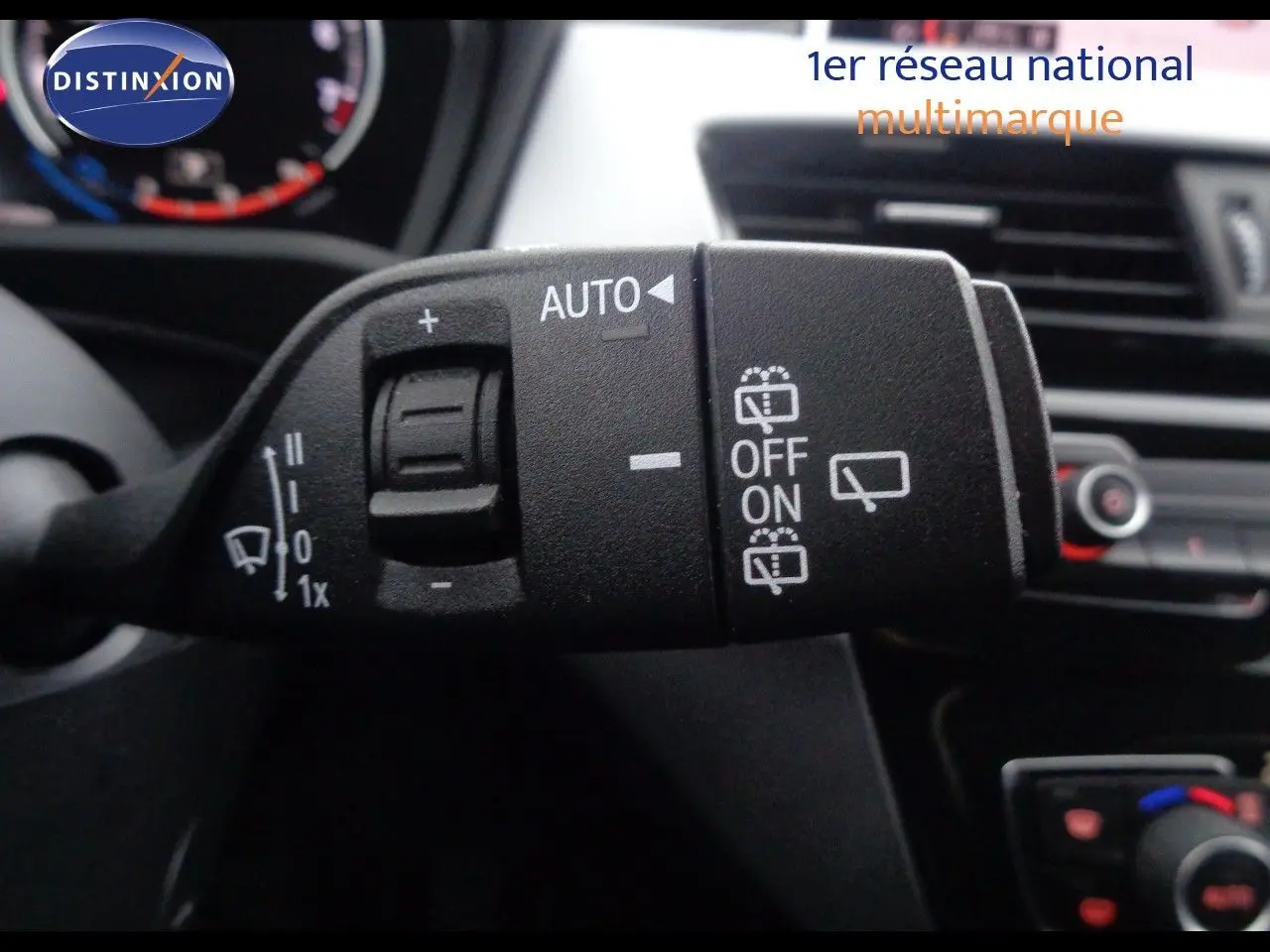 Gros plan sur la commande des essuie-glaces dans l'habitacle d'une BMW X1 blanc Alpine Metal de 2022.