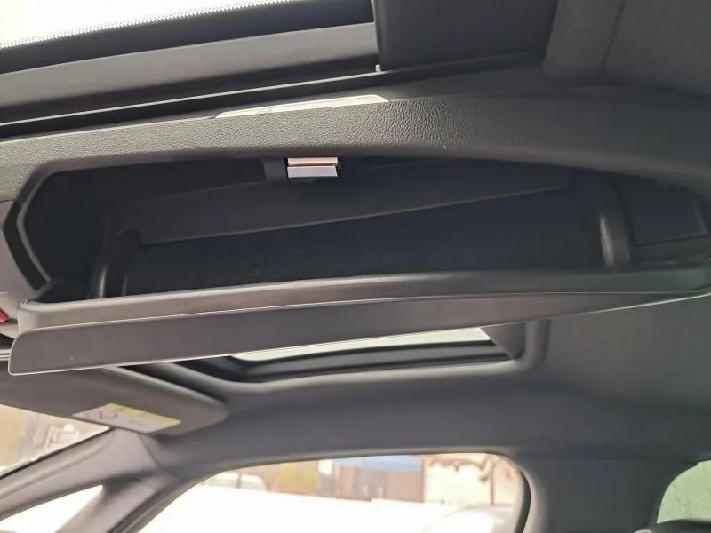 Vue intérieure du rangement de toit ouvert dans une Citroën DS5 gris foncé métal, version HDI 160 Sport Chic 2014.