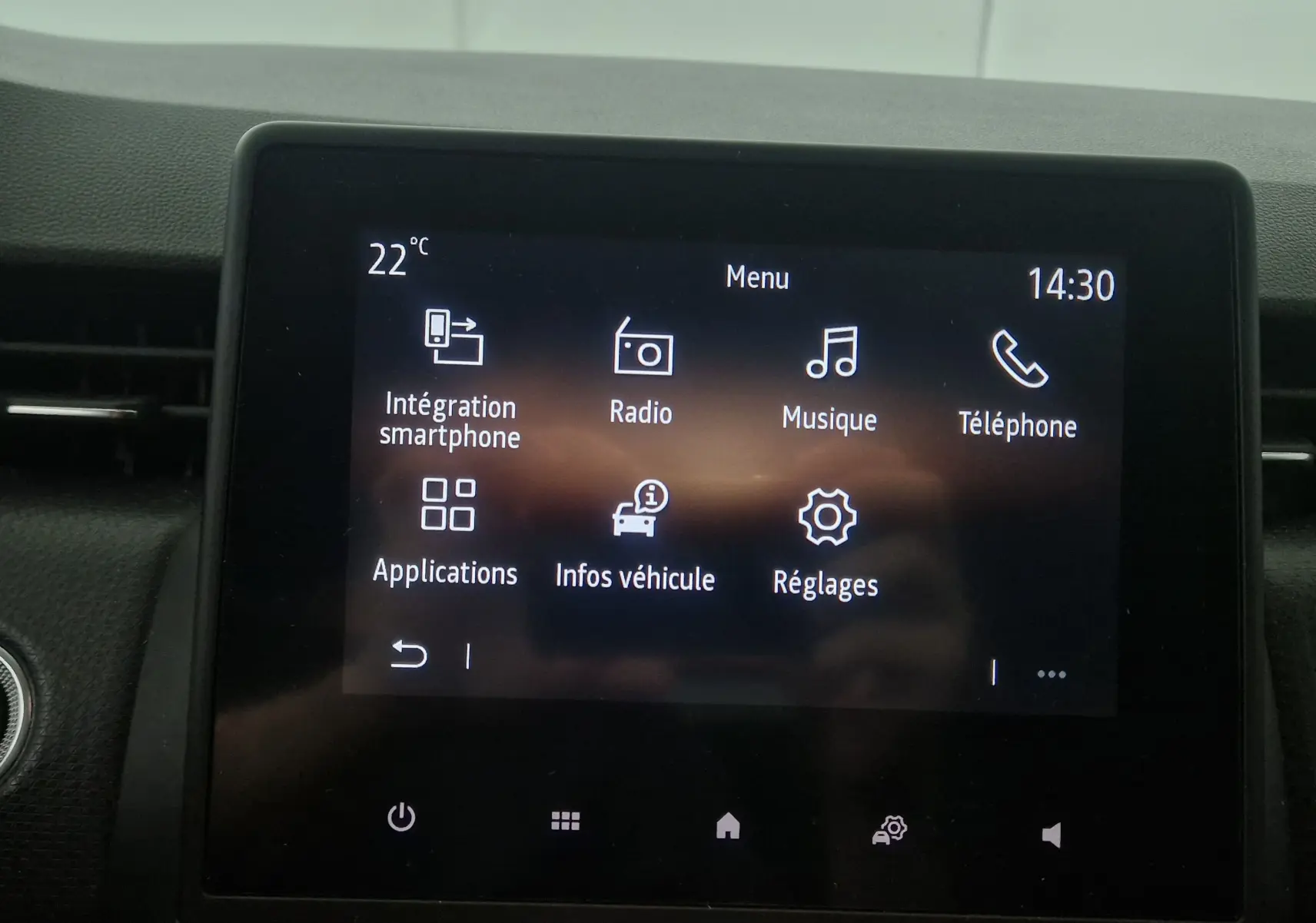 Écran tactile central de la Renault Clio V gris platine affichant le menu multimédia avec options smartphone et radio.