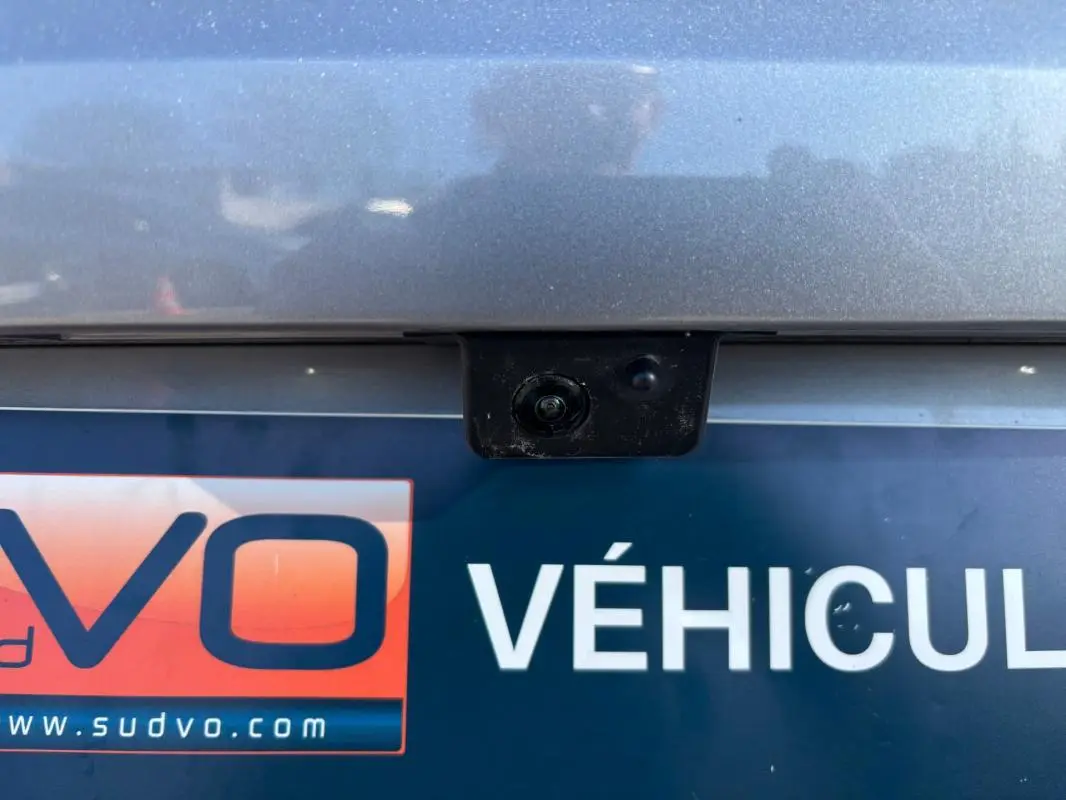 Gros plan sur la caméra de recul au-dessus de la plaque d’immatriculation d’une Citroën C5 X gris foncé.