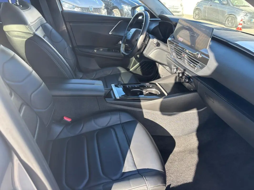 Vue intérieure côté conducteur de la Citroën C5 X 2024 avec sièges cuir noirs et écran tactile central.