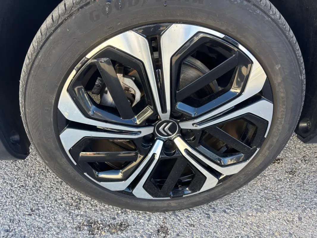 Gros plan sur la jante alliage 19 pouces bicolore noir et argent avec logo Citroën au centre.