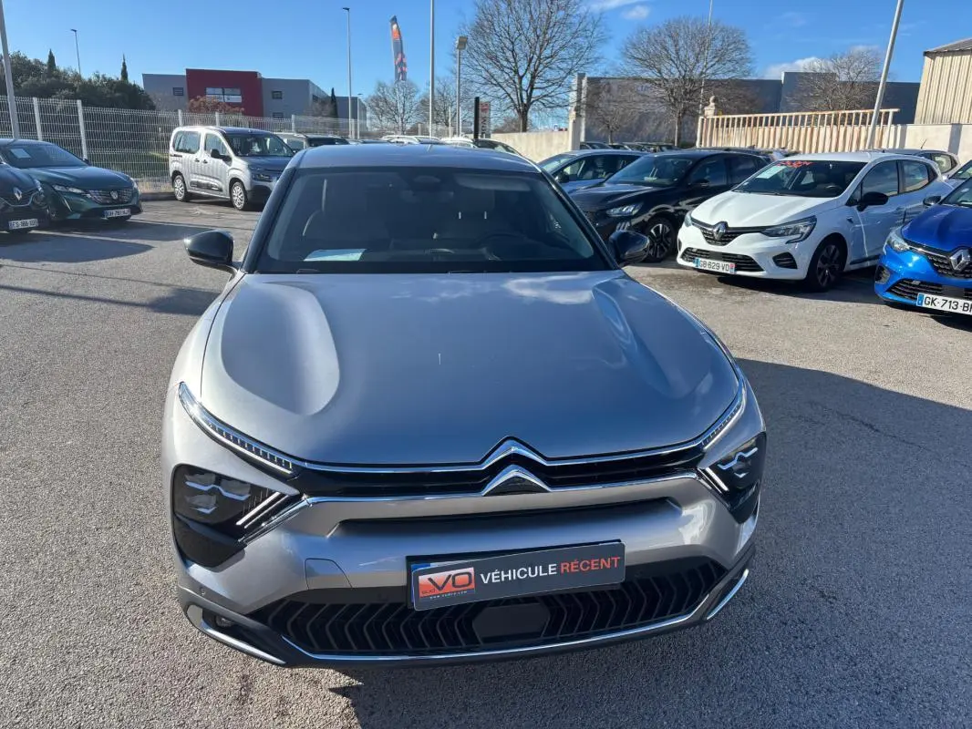 Vue avant d'une Citroën C5 X gris foncé 2024, avec phares LED distinctifs et calandre chromée.