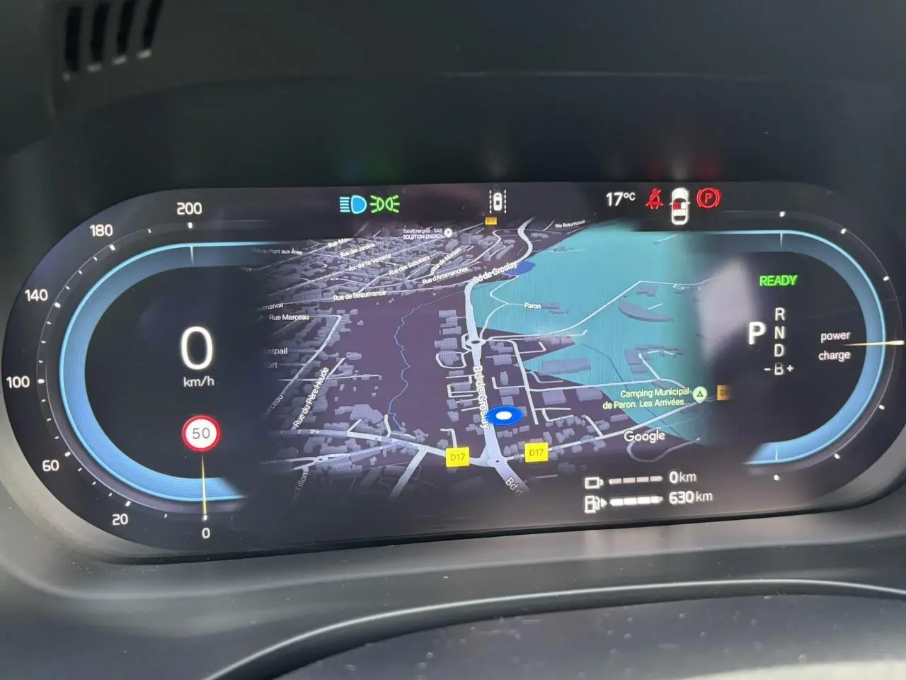 Tableau de bord digital du Volvo XC60 2024 affichant la navigation, vitesse à 0 km/h et indicateurs de conduite.