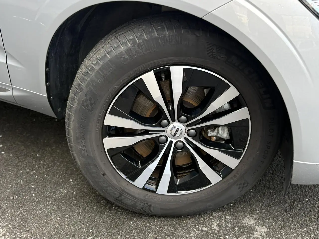 Gros plan sur la jante alliage 18 pouces bicolore du côté avant droit du Volvo XC60 gris silver 2024.