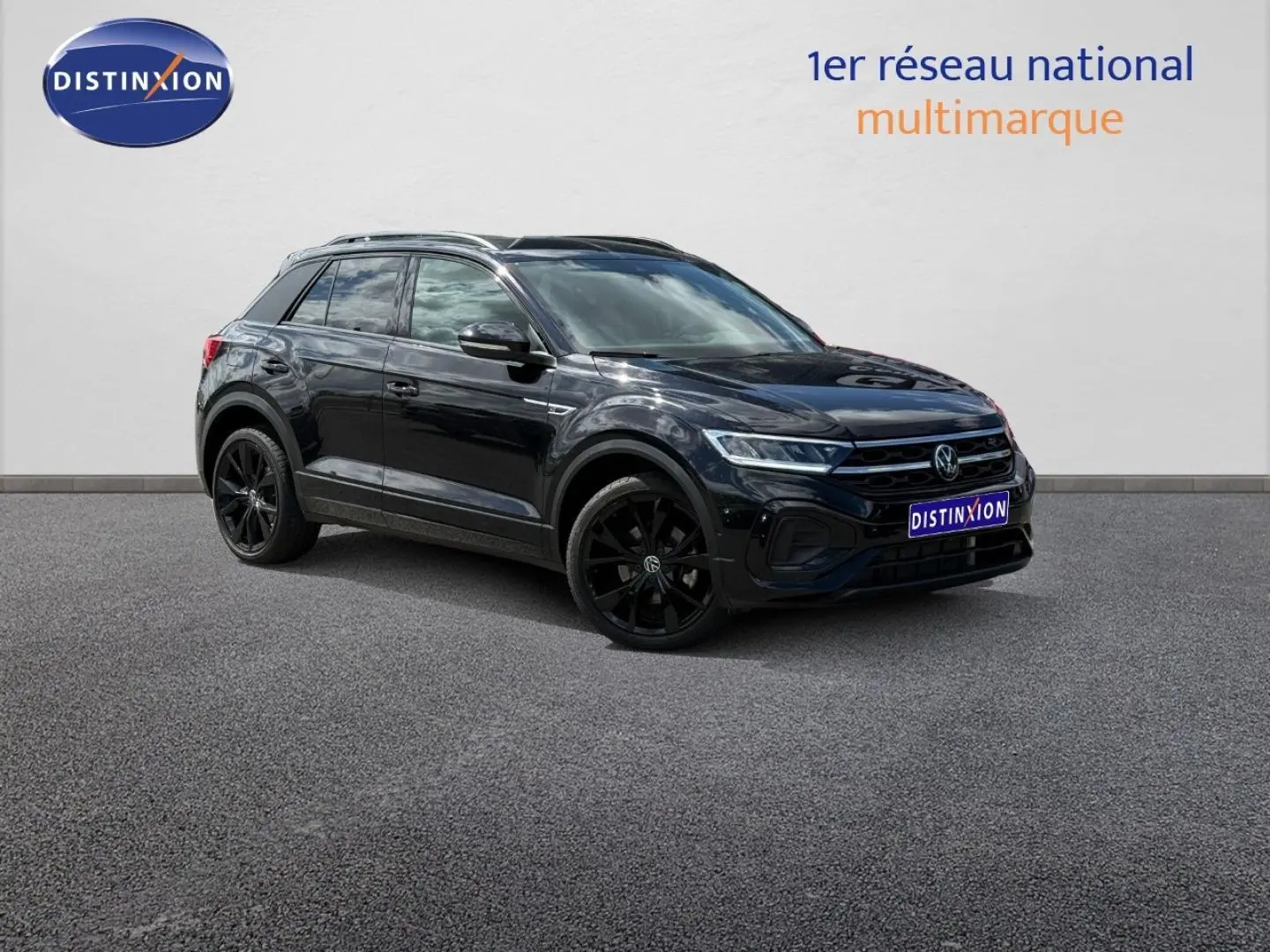 Volkswagen T-Roc 2025 noir intense nacré, vue 3/4 avant droit avec jantes noires et barres de toit.