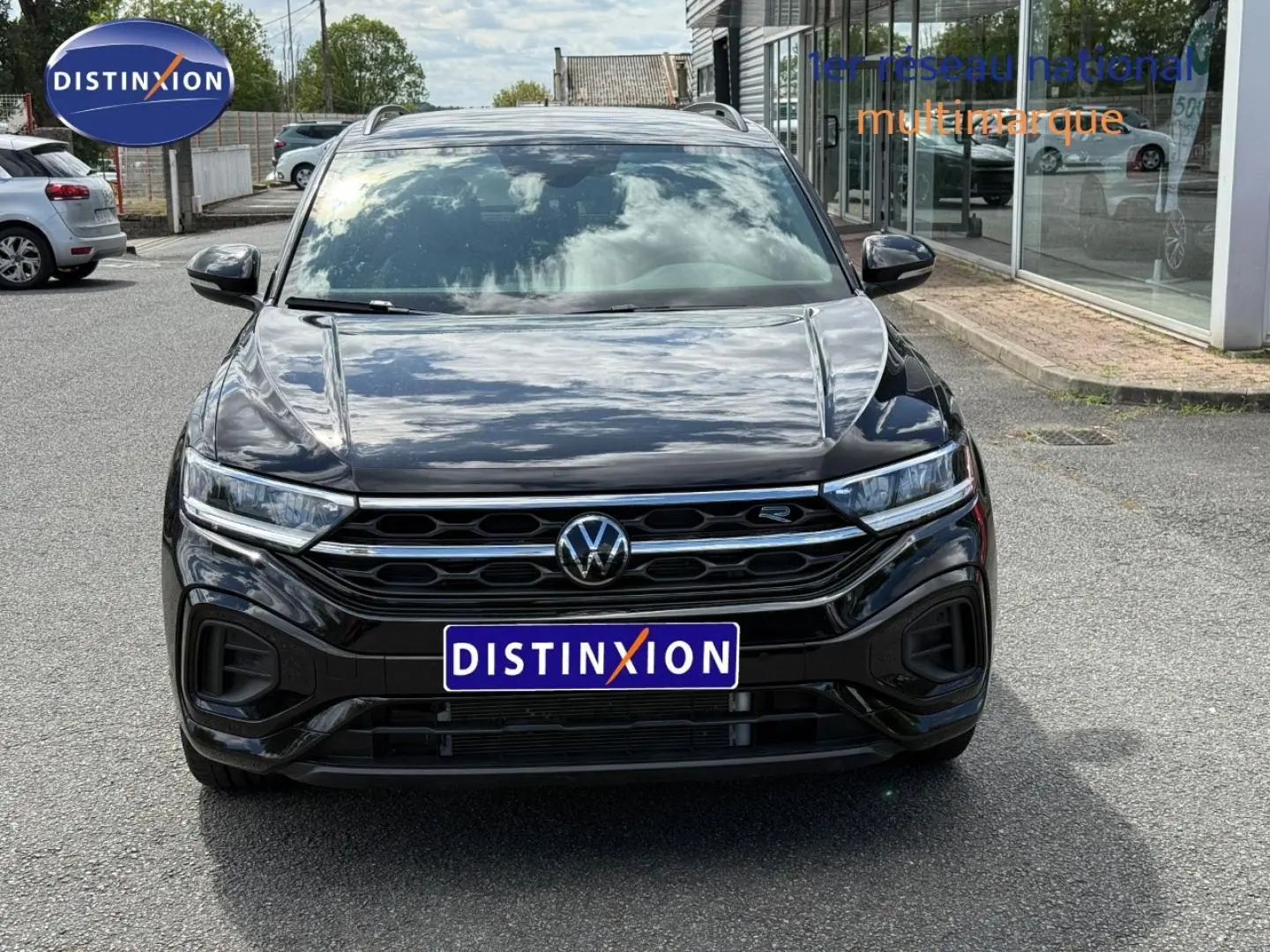 Volkswagen T-Roc 2025 noir intense nacré vue de face avec calandre R-Line et phares LED distinctifs.