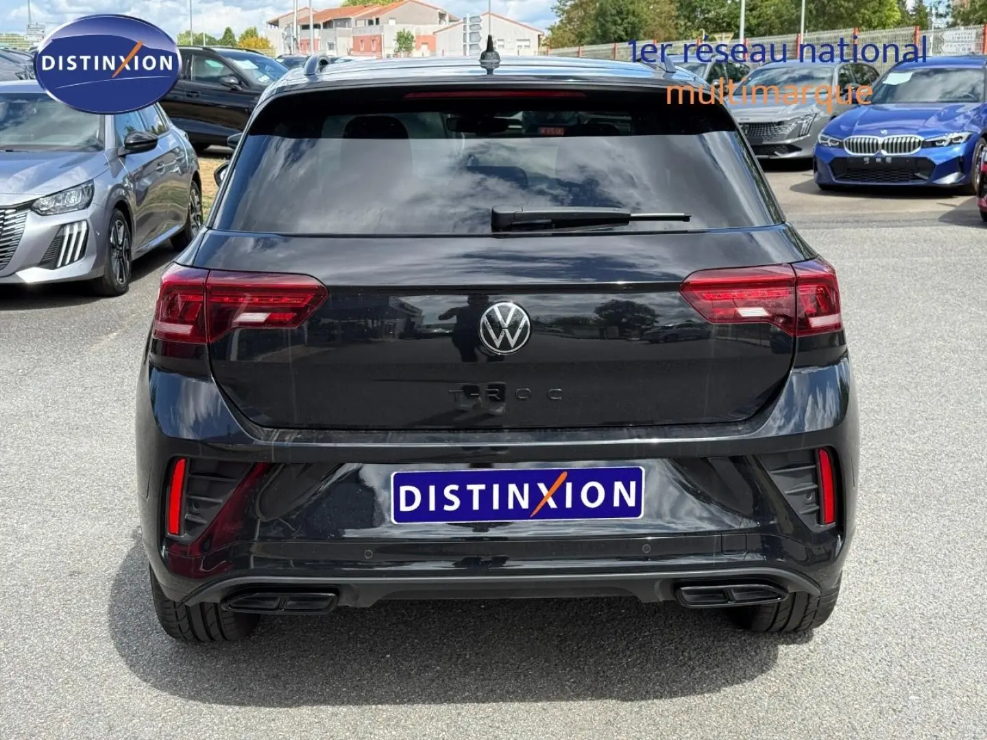 Vue arrière d'un Volkswagen T-Roc noir intense nacré avec feux LED et double sortie d'échappement chromée.