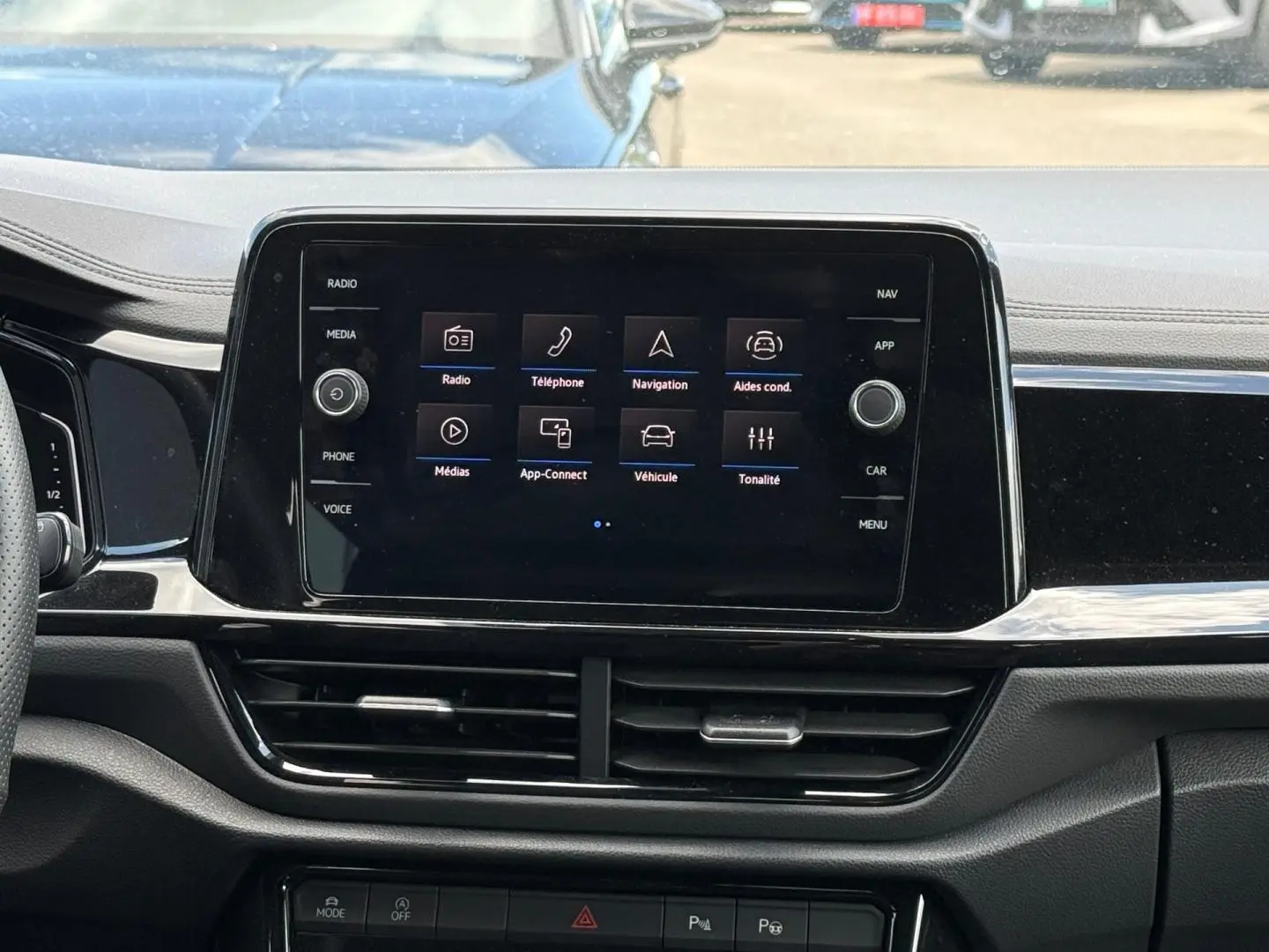 Écran tactile central noir affichant le menu multimédia du Volkswagen T-Roc 2025, intérieur noir élégant.