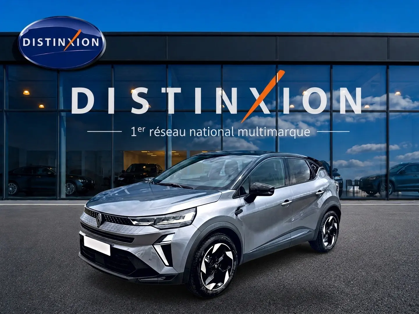 Renault Captur 1.8 e-tech hybride 2026 en 3/4 avant droit, couleur cassiope toit noir avec jantes alu distinctives.