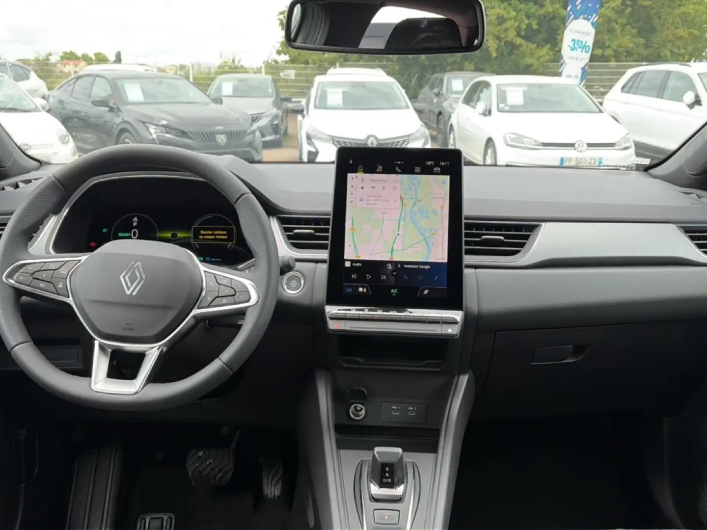 Vue intérieure du tableau de bord du Renault Captur 2026 avec écran tactile vertical et volant multifonction noir.
