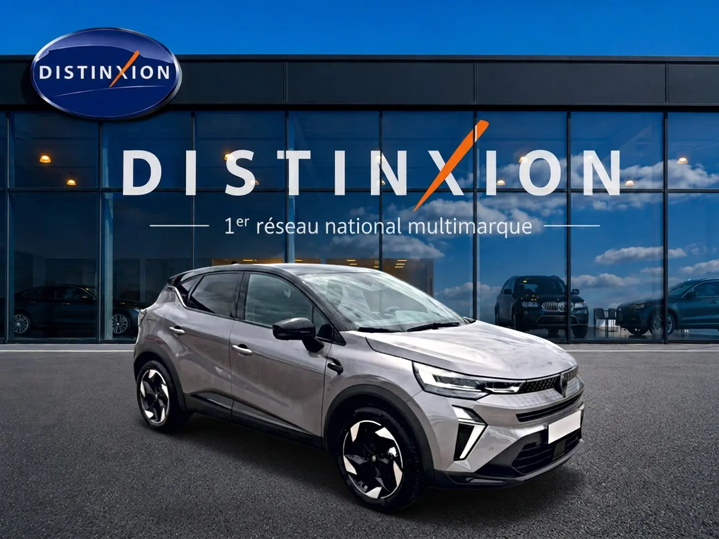 Renault Captur 1.8 e-tech hybride 2026 en 3/4 avant, couleur cassiope toit noir, jantes alu distinctives.