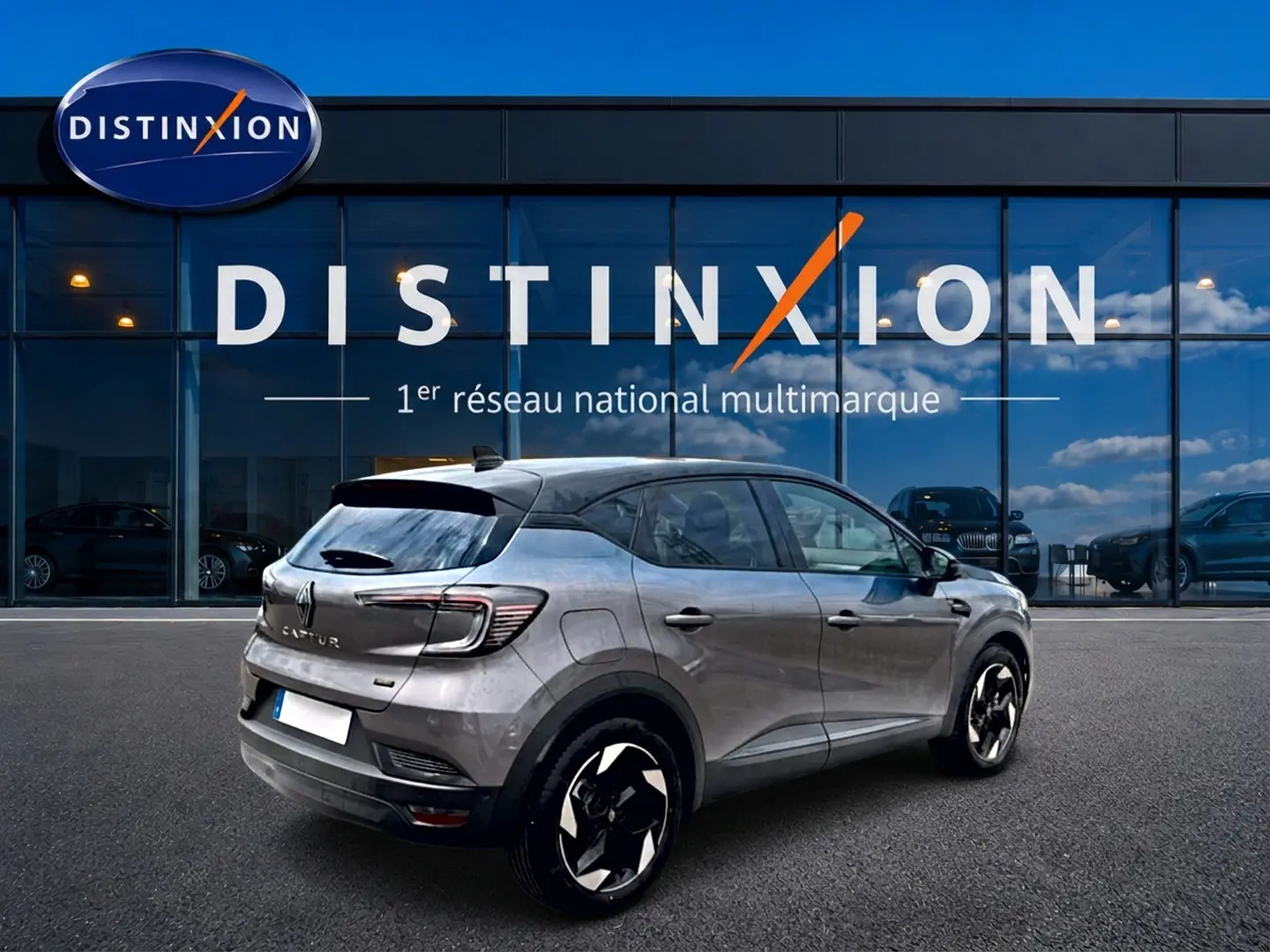 Renault Captur 1.8 e-tech hybride 2026 en 3/4 arrière, couleur cassiope toit noir, jantes alu distinctives.