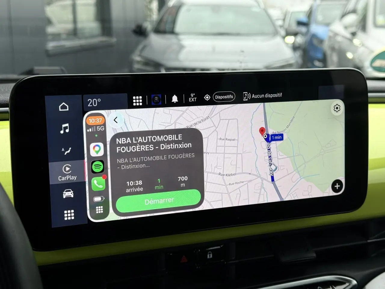 Écran tactile central de la FIAT 500 électrique jaune Acid, affichant la navigation avec Apple CarPlay.