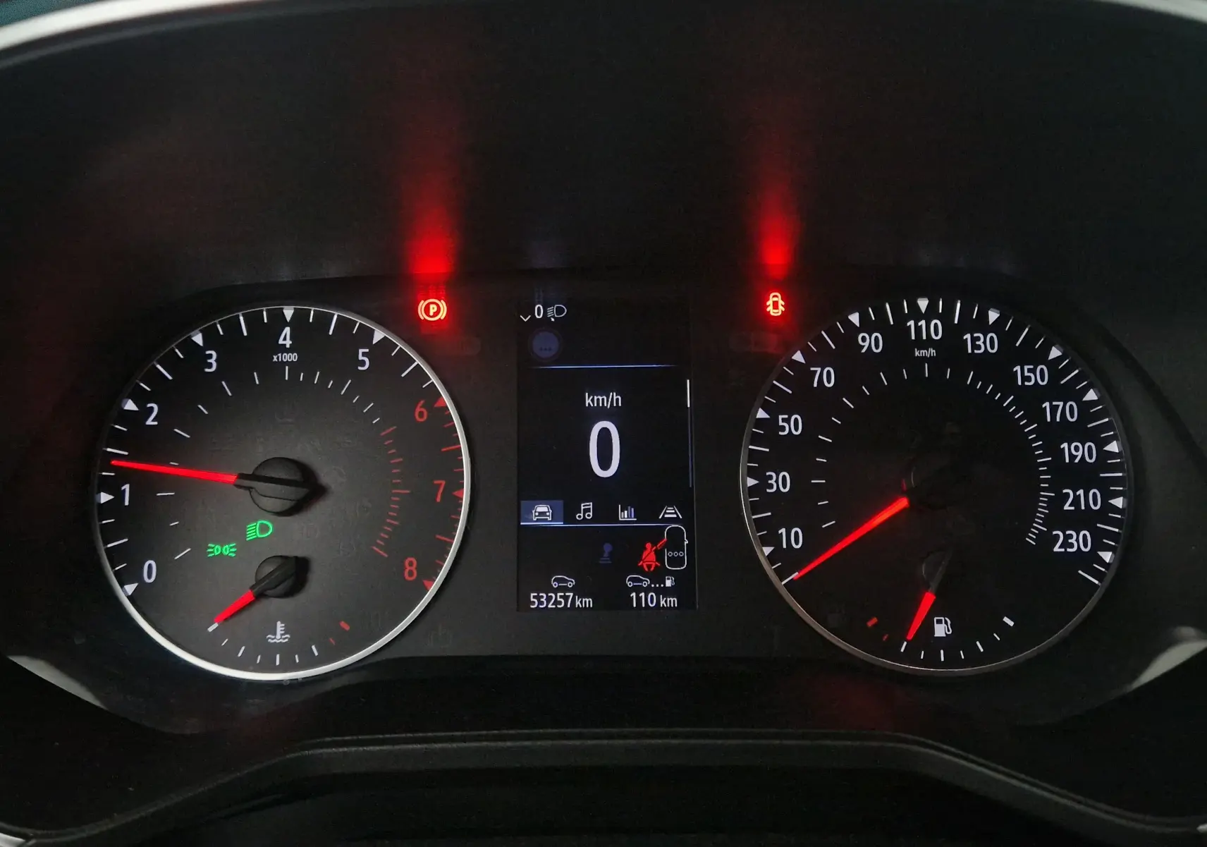 Tableau de bord de Renault Clio V 1.0 TCE 90 Zen affichant 0 km/h et témoins rouges allumés, vue frontale rapprochée.