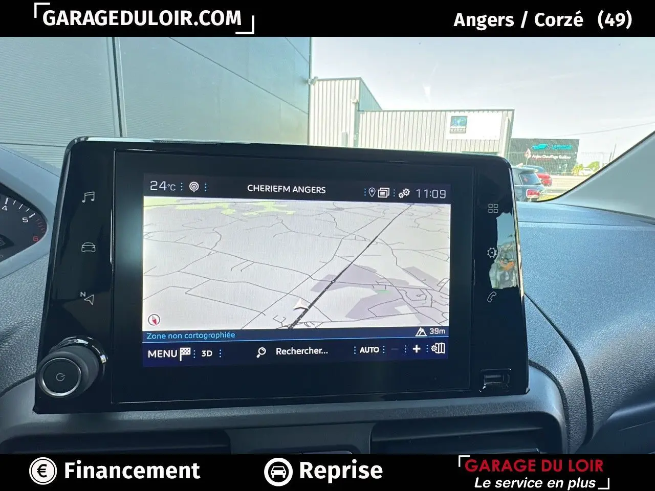 Écran tactile 10 pouces du système de navigation du Peugeot Rifter bleu, vue intérieure côté conducteur.