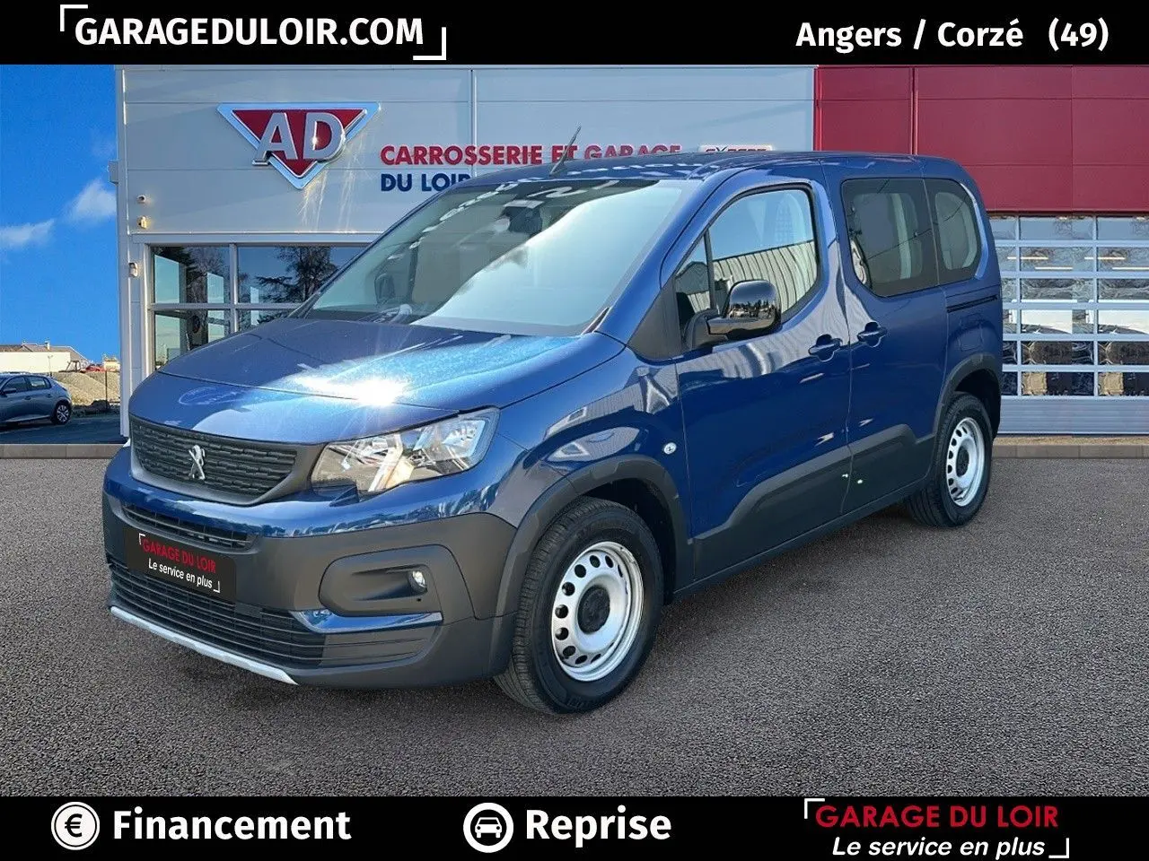 Vue 3/4 avant droit d'un Peugeot Rifter bleu 2024 avec jantes tôles et coques de rétroviseurs noires vernies.