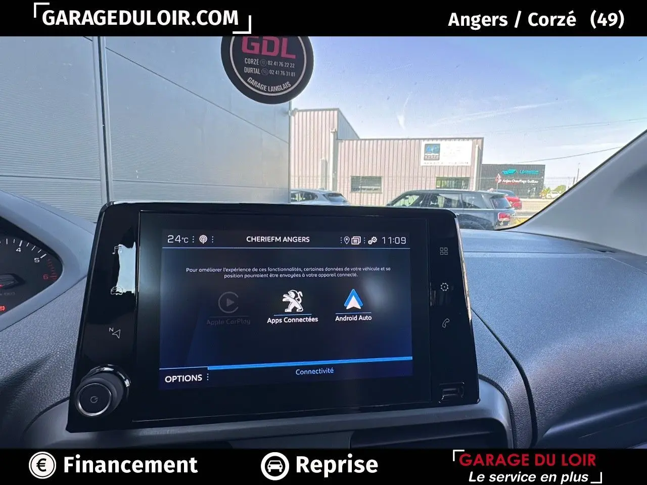 Vue intérieure centrée sur l'écran tactile 10'' du combiné numérique du Peugeot Rifter bleu 2024, avec tableau de bord visible.