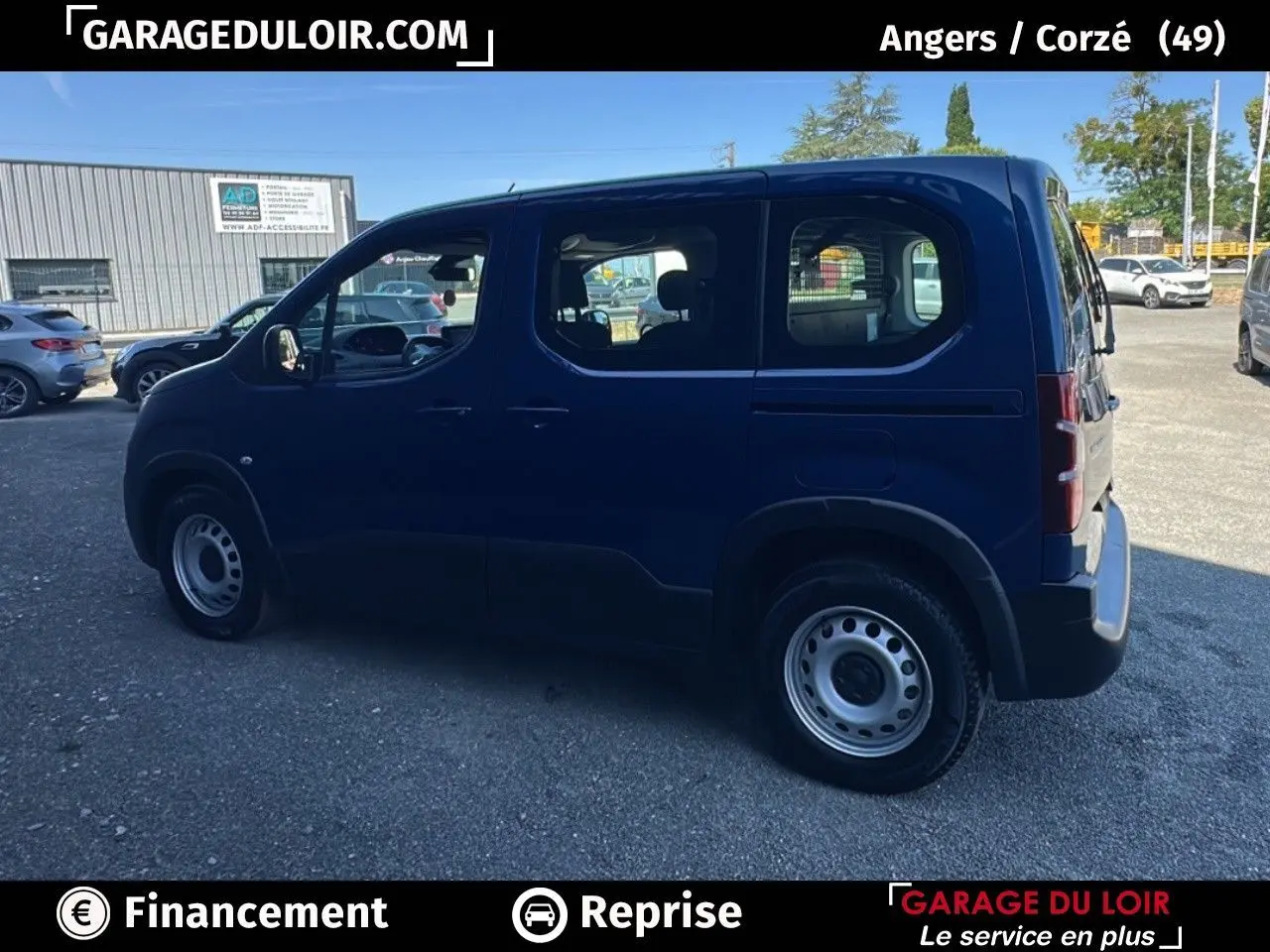 Profil côté gauche d'un Peugeot Rifter bleu 2024 avec porte coulissante et jantes tôles en extérieur.