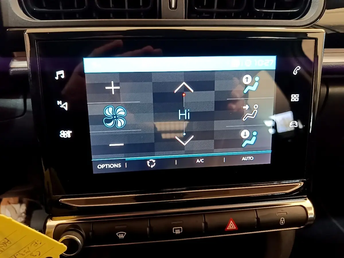 Écran tactile central affichant les réglages de climatisation dans une Citroën C3 blanche, vue intérieure frontale.