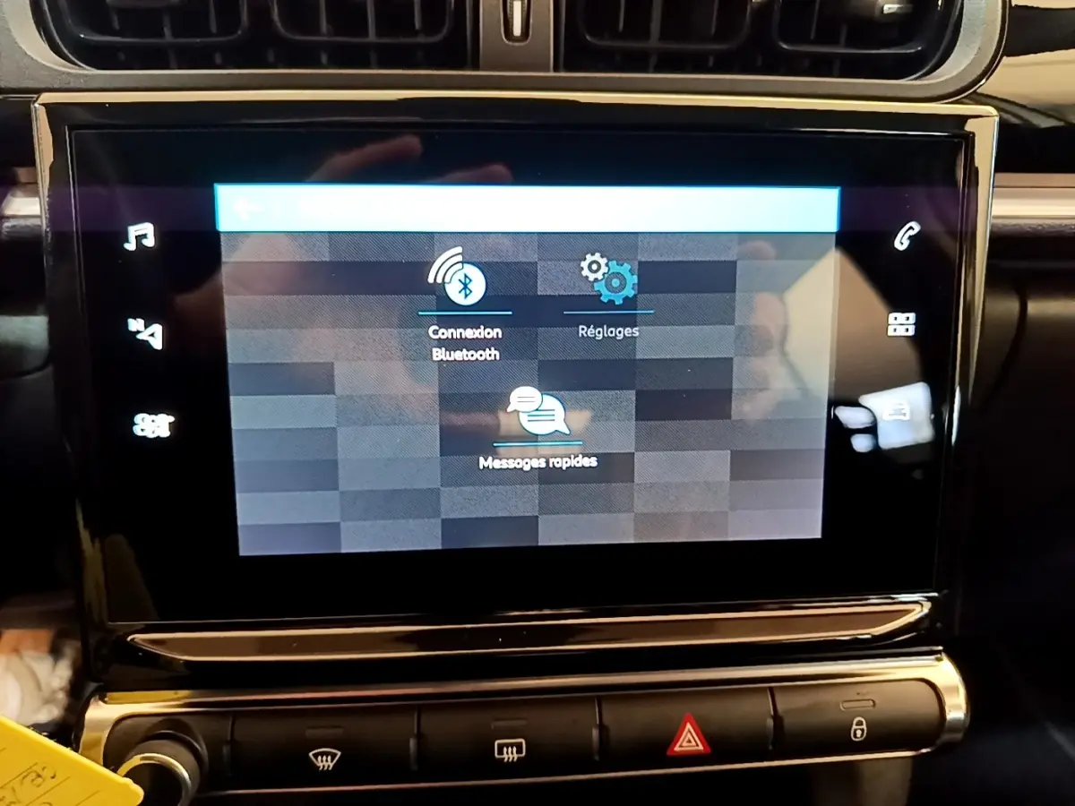 Écran tactile central affichant les réglages Bluetooth et messages rapides dans l'habitacle de la Citroën C3 2022.
