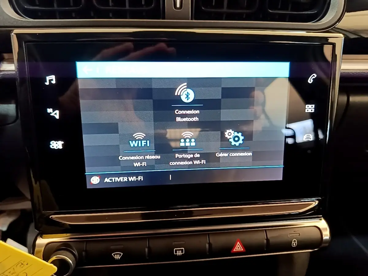 Écran tactile central de la Citroën C3 blanc, affichant les options de connexion Bluetooth et Wi-Fi.