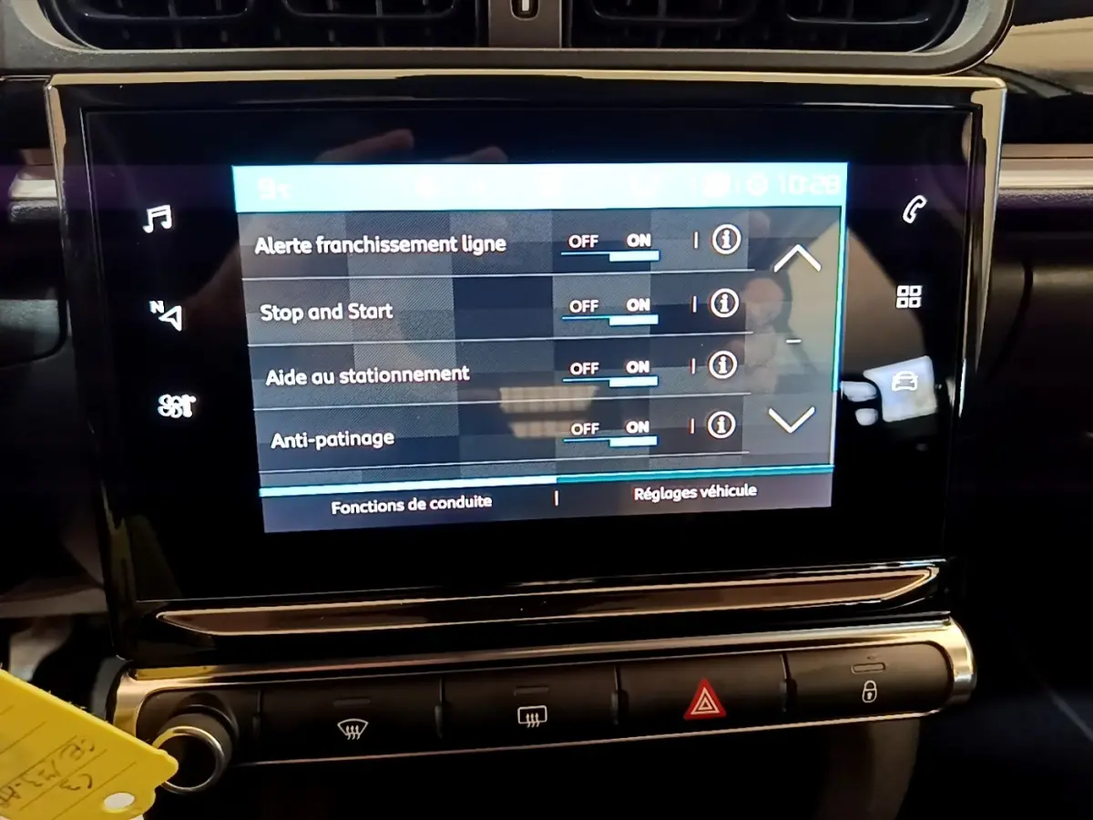 Écran tactile central de la Citroën C3 blanc 2022 affichant les réglages d’aides à la conduite.