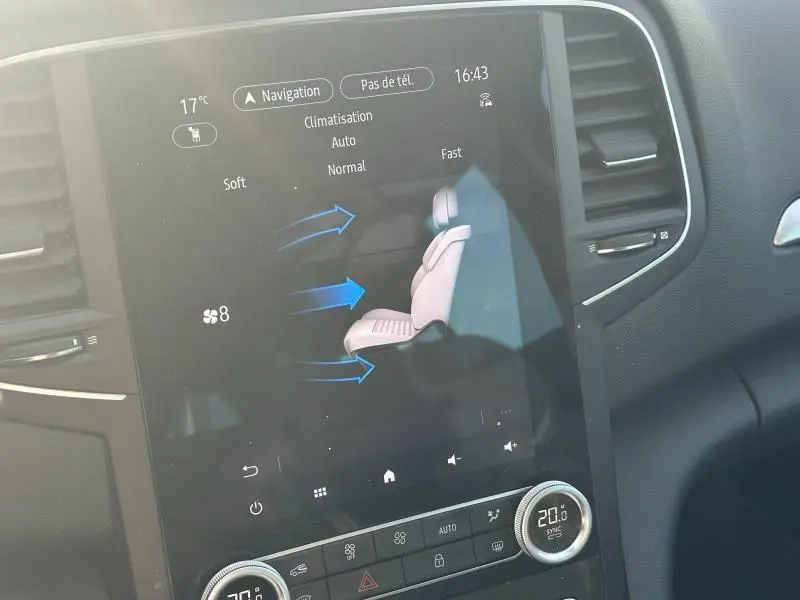 Écran tactile central montrant le réglage de climatisation avec flux d'air sur siège dans Renault Mégane Break gris Titanium.