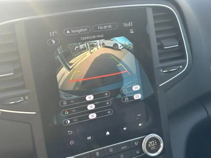Écran tactile central montrant la caméra de recul d’une Renault Mégane Break gris Titanium, vue intérieure avant.