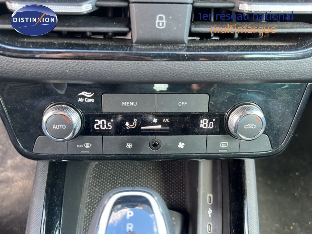 Gros plan sur la console centrale de la Skoda Scala gris magnétique, montrant la climatisation automatique et le levier de boîte auto.