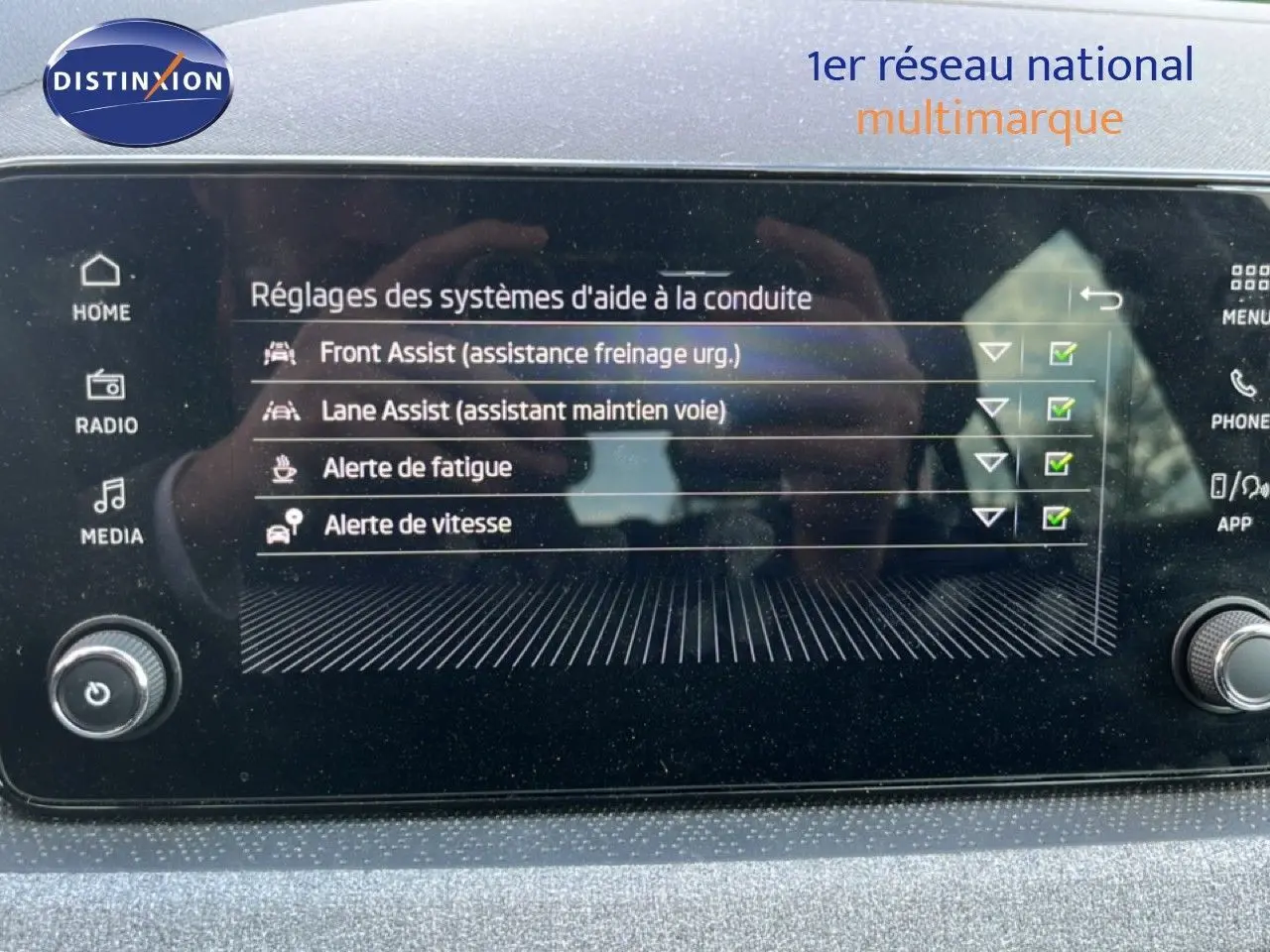 Écran tactile central de la Skoda Scala 2025 montrant les réglages d’aide à la conduite avec interface moderne.