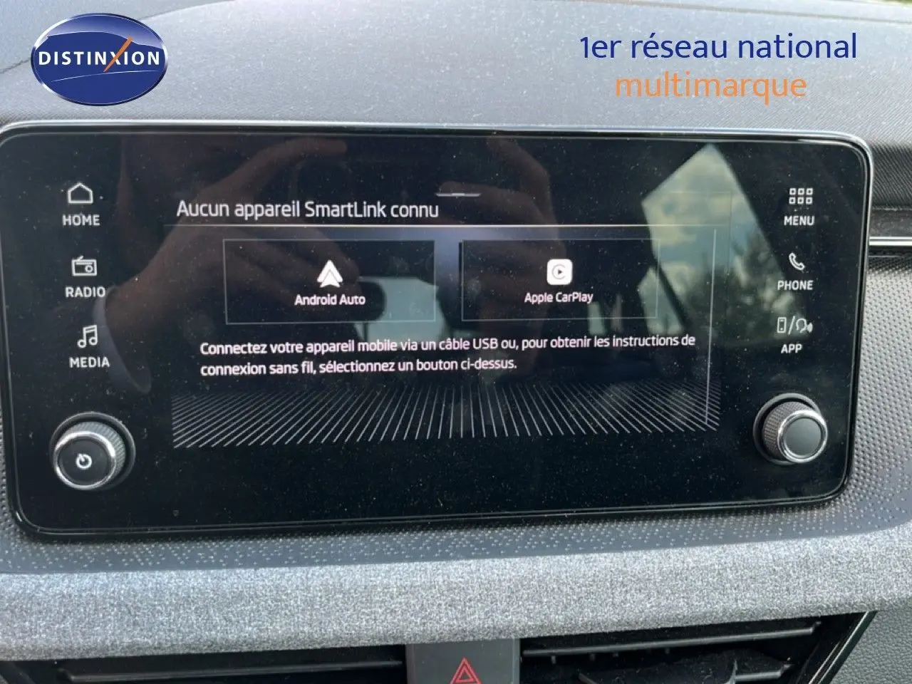 Écran tactile central du tableau de bord du Skoda Scala 2025, affichant les options Android Auto et Apple CarPlay.