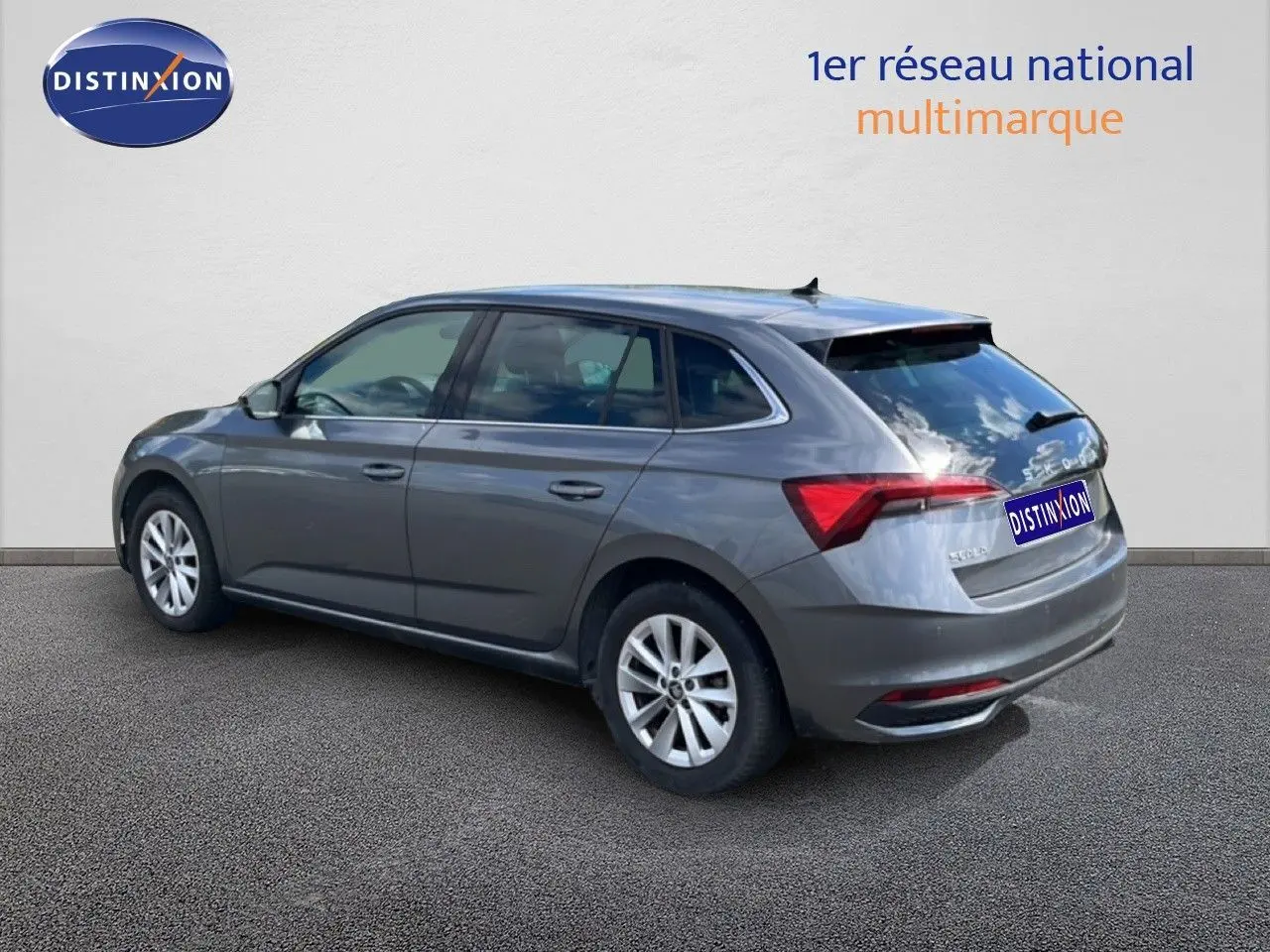 Vue 3/4 arrière droite d'une Skoda Scala gris magnétique métallisé avec feux arrière LED et jantes alliage 16 pouces.