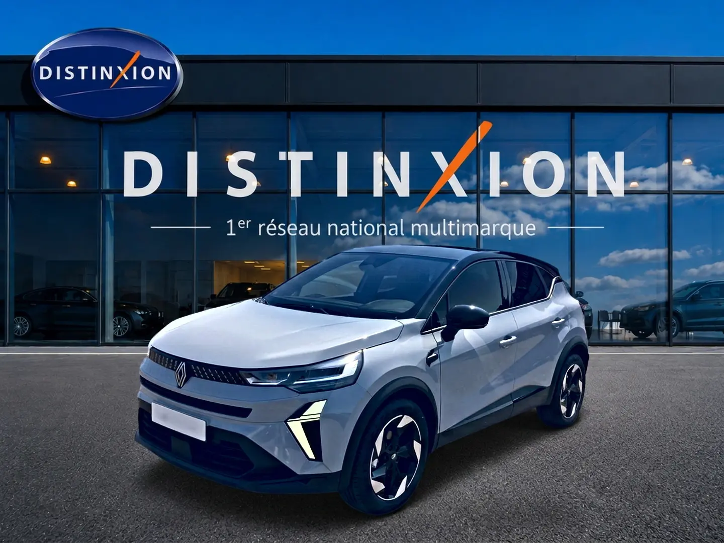 Renault Captur 1.2 TCe 115 Techno 2026 en 3/4 avant, couleur Rafale avec toit noir et jantes alu distinctives.