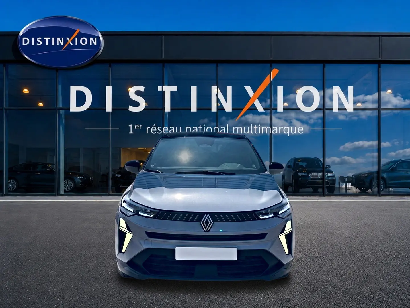 Vue avant d'un Renault Captur 1.2 TCe 115 Techno gris Rafale avec toit noir, feux LED et calandre distinctive.