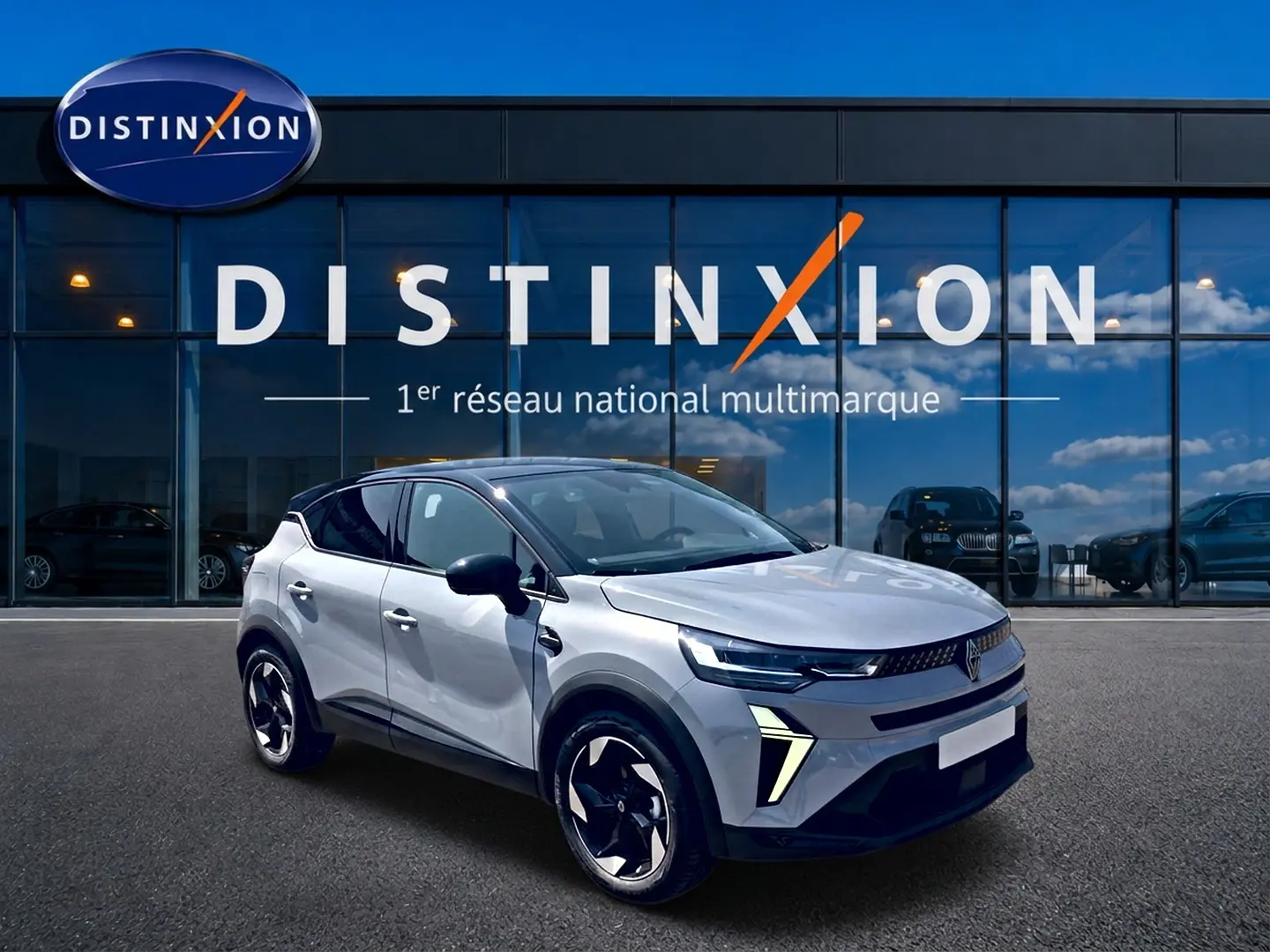 Renault Captur 2026 gris Rafale toit noir, vue 3/4 avant droit, avec phares LED et jantes alu distinctives.