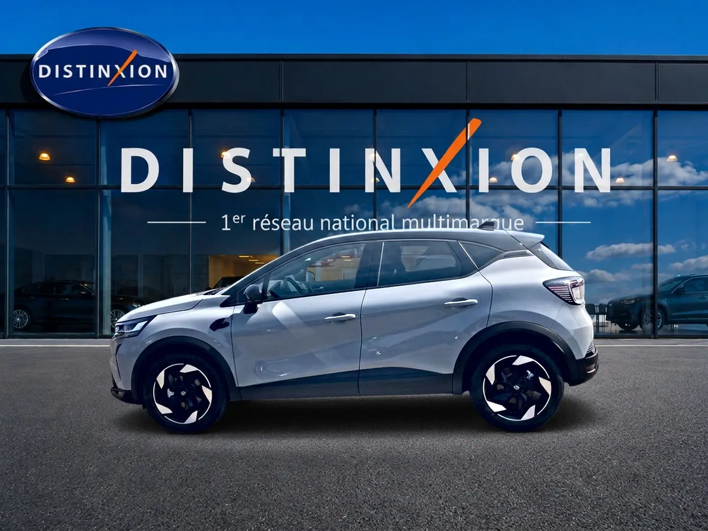 Profil droit du Renault Captur 1.2 TCe 115 Techno 2026 en Rafale avec toit noir, roues alu et détails noirs contrastants.
