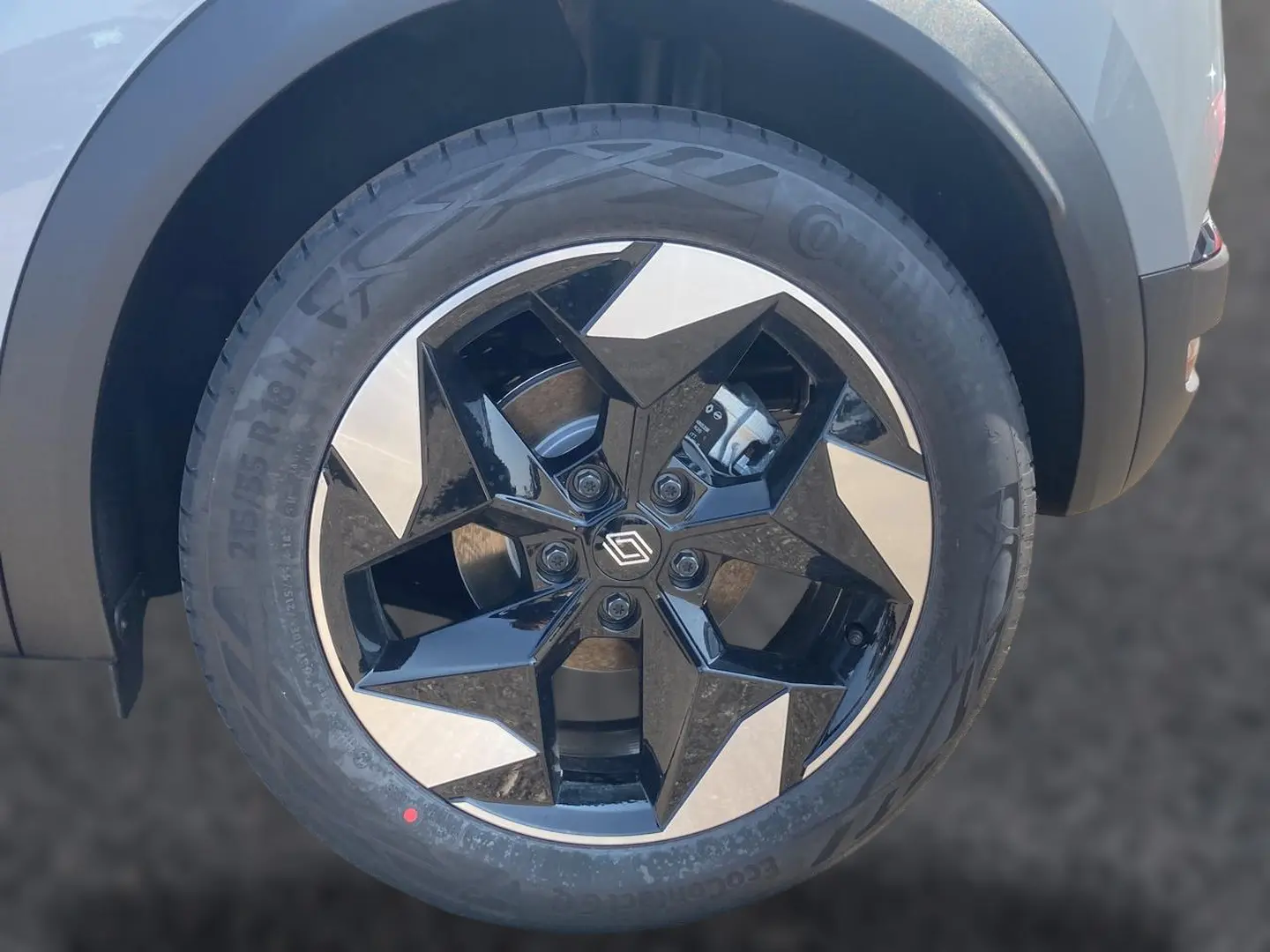 Gros plan sur la jante alu noire et argentée du côté avant droit du Renault Captur Rafale toit noir 2026.