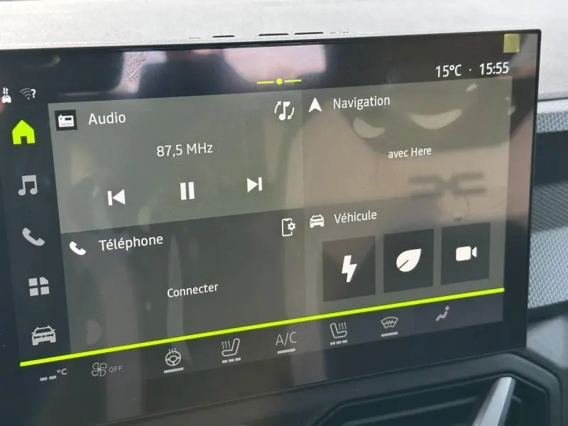 Écran tactile central du Dacia Duster 2025 affichant audio, navigation et options véhicule, avec interface moderne et claire.