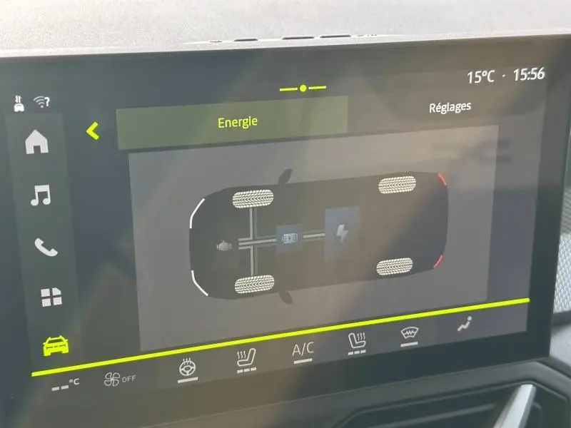 Écran tactile intérieur du Dacia Duster 2025 affichant le schéma énergétique du véhicule hybride essence noir nacré.