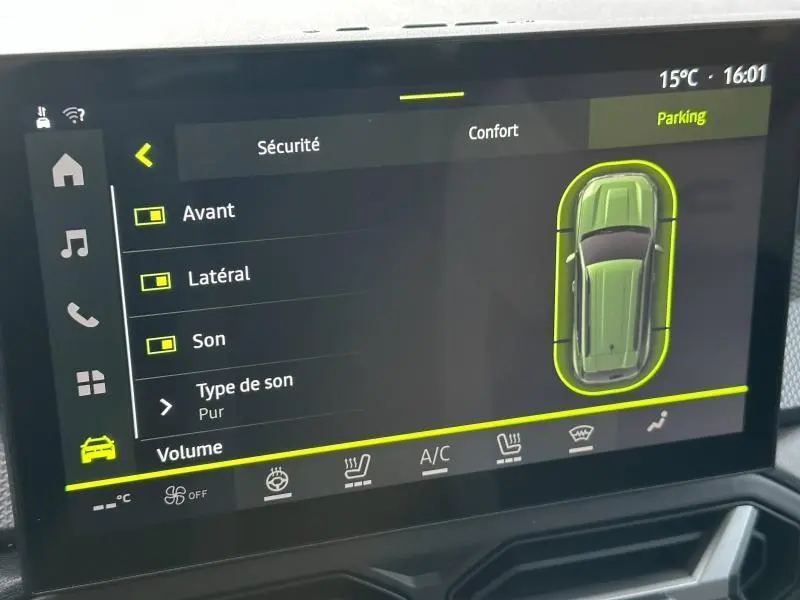 Écran tactile du tableau de bord du Dacia Duster 2025 affichant les réglages de sécurité et confort en mode Parking.