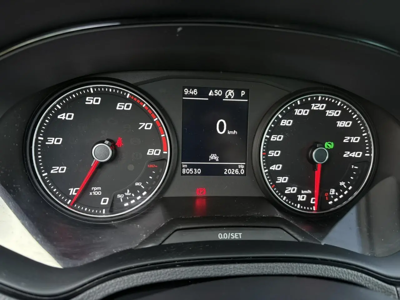 Vue rapprochée du tableau de bord du SEAT Arona gris, affichant compte-tours, vitesse et écran digital central.