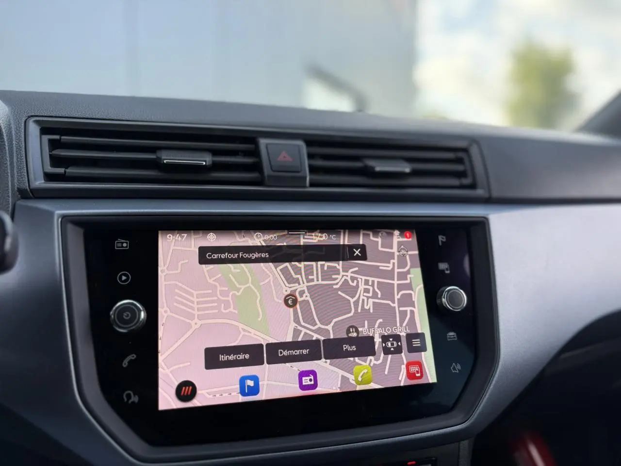 Écran tactile GPS affichant une carte détaillée dans l'habitacle d'une SEAT Arona gris magnétique.