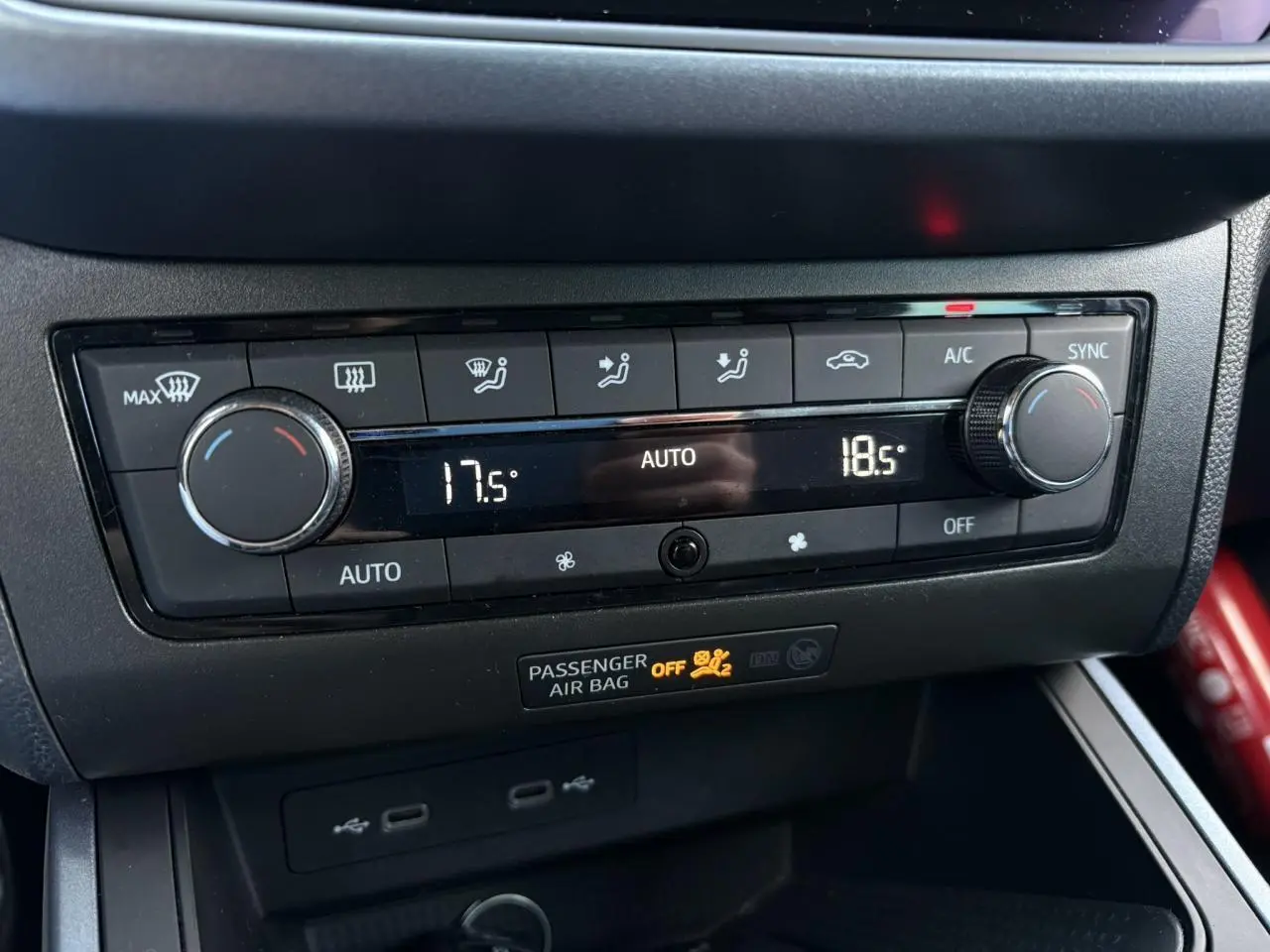 Gros plan sur la commande de climatisation bi-zone du SEAT Arona gris, affichant 17,5° et 18,5° en mode automatique.