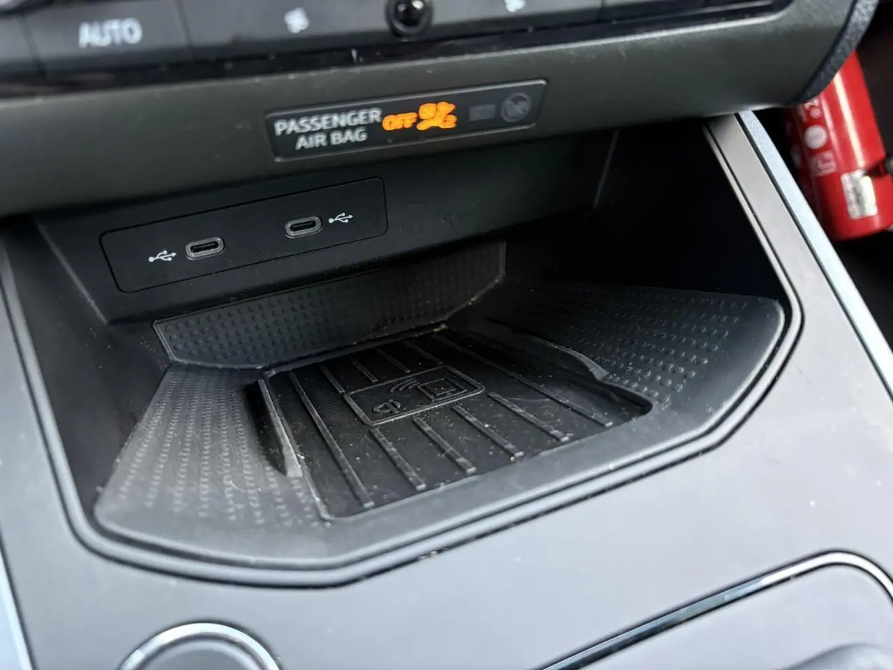 Gros plan sur la console centrale noire du SEAT Arona 2020, montrant les ports USB et la zone de recharge sans fil.