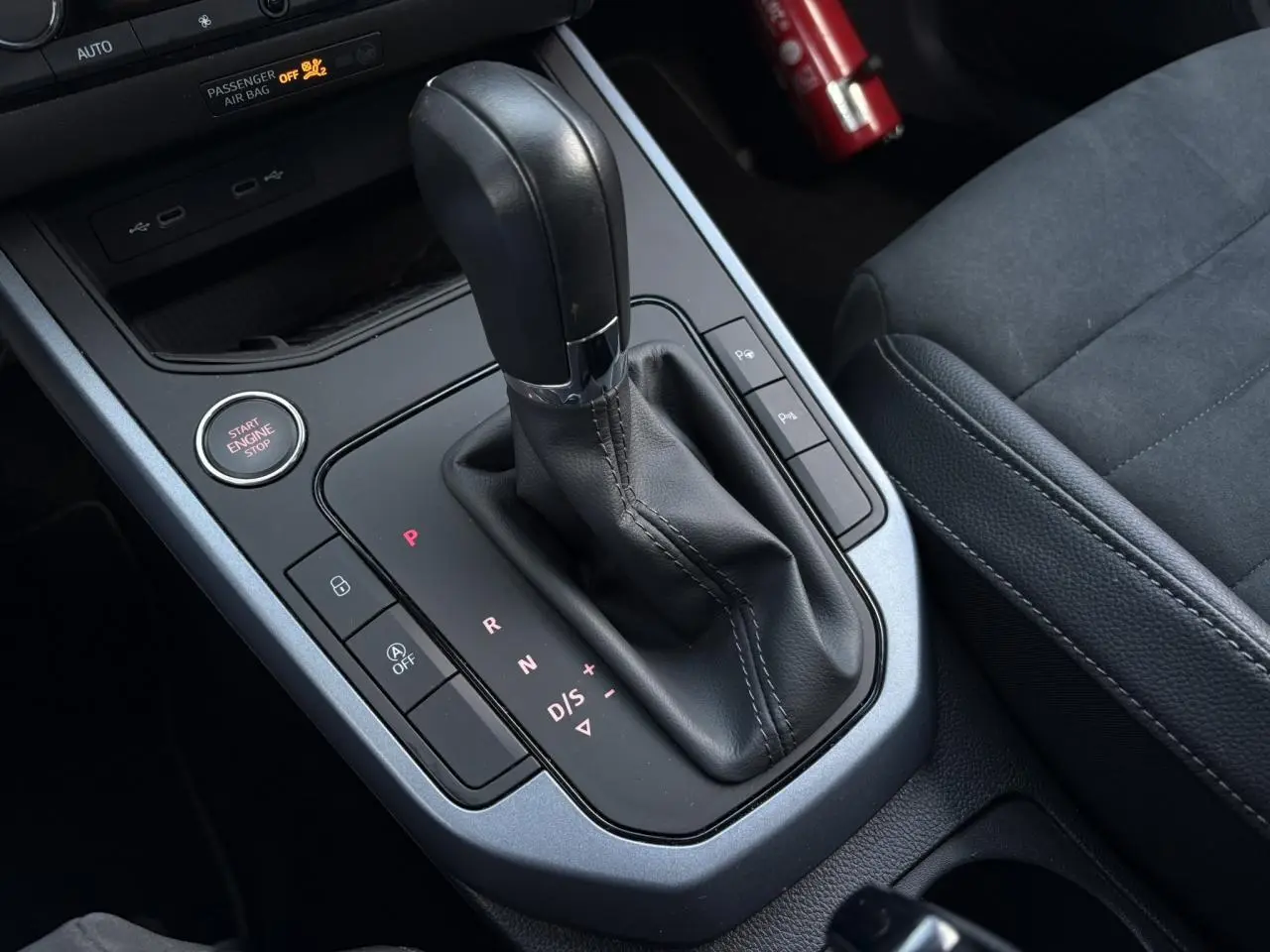 Gros plan sur la console centrale de la SEAT Arona 2020 avec levier de boîte auto noir et sellerie suédine grise.