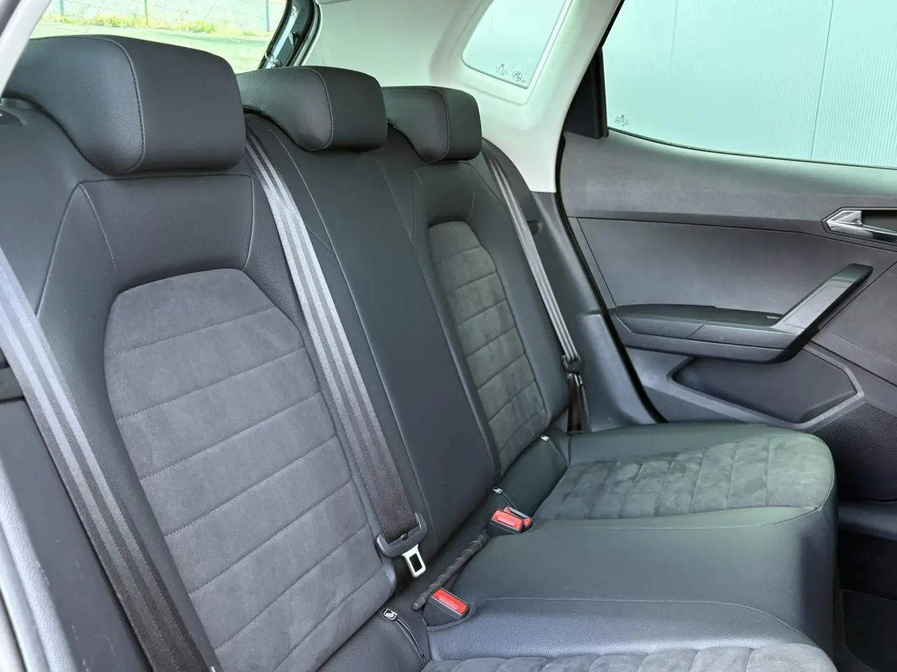 Banquette arrière en suédine noire de la SEAT Arona TSI 110 DSG Style, vue côté droit avec ceintures visibles.